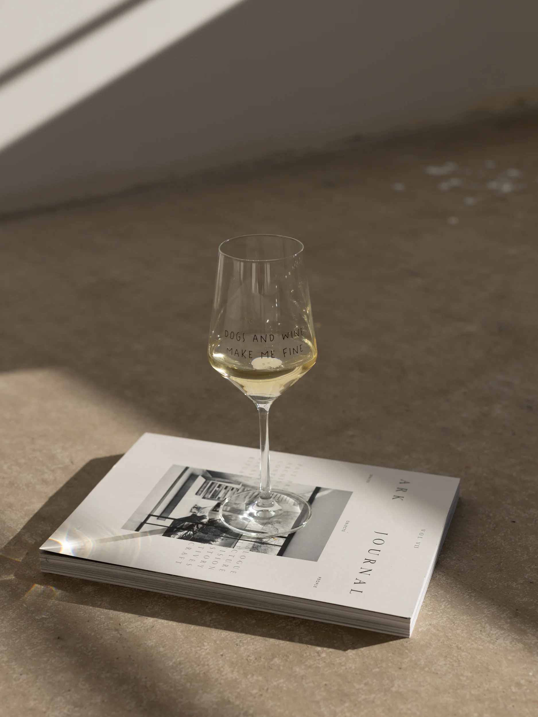 Weinglas "DOGS AND WINE MAKE ME FINE" – Bild 3