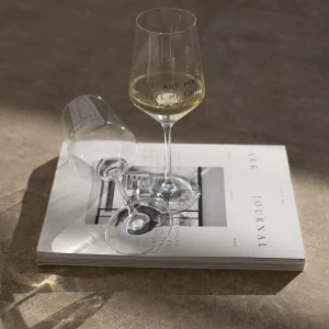 Alternative view of Weinglas "DOGS AND WINE MAKE ME FINE"