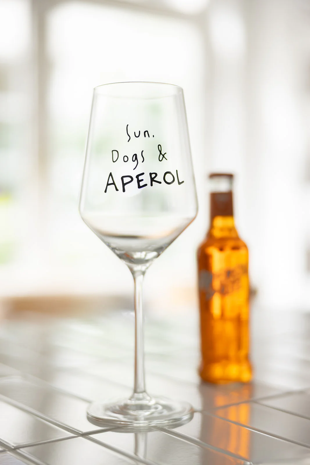 Weinglas "DOGS HUGS & APEROL" – Bild 3